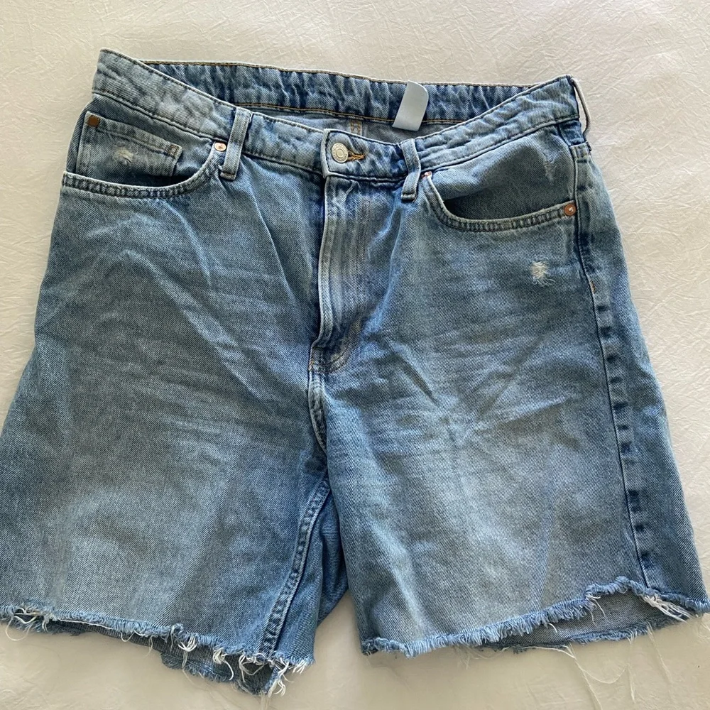 H&M Distressed Cut-off Shorts - Picture 1 of 3